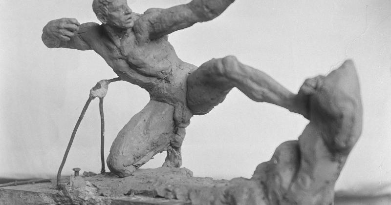 Un sculpteur travaillant la pierre dans un atelier traditionnel, technique ancienne